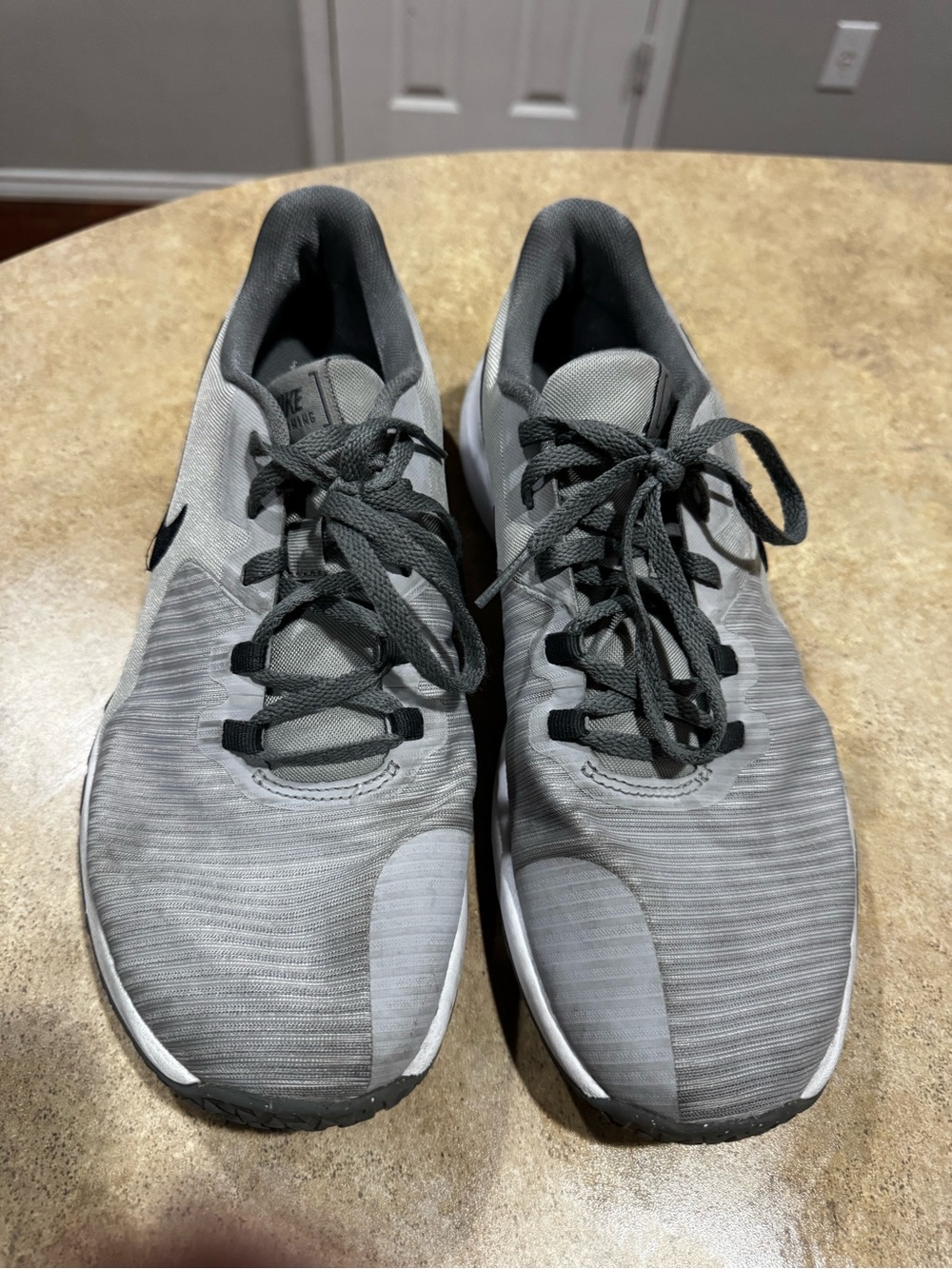 Nike athletic tennis shoes 10 - Picture 2 of 7
